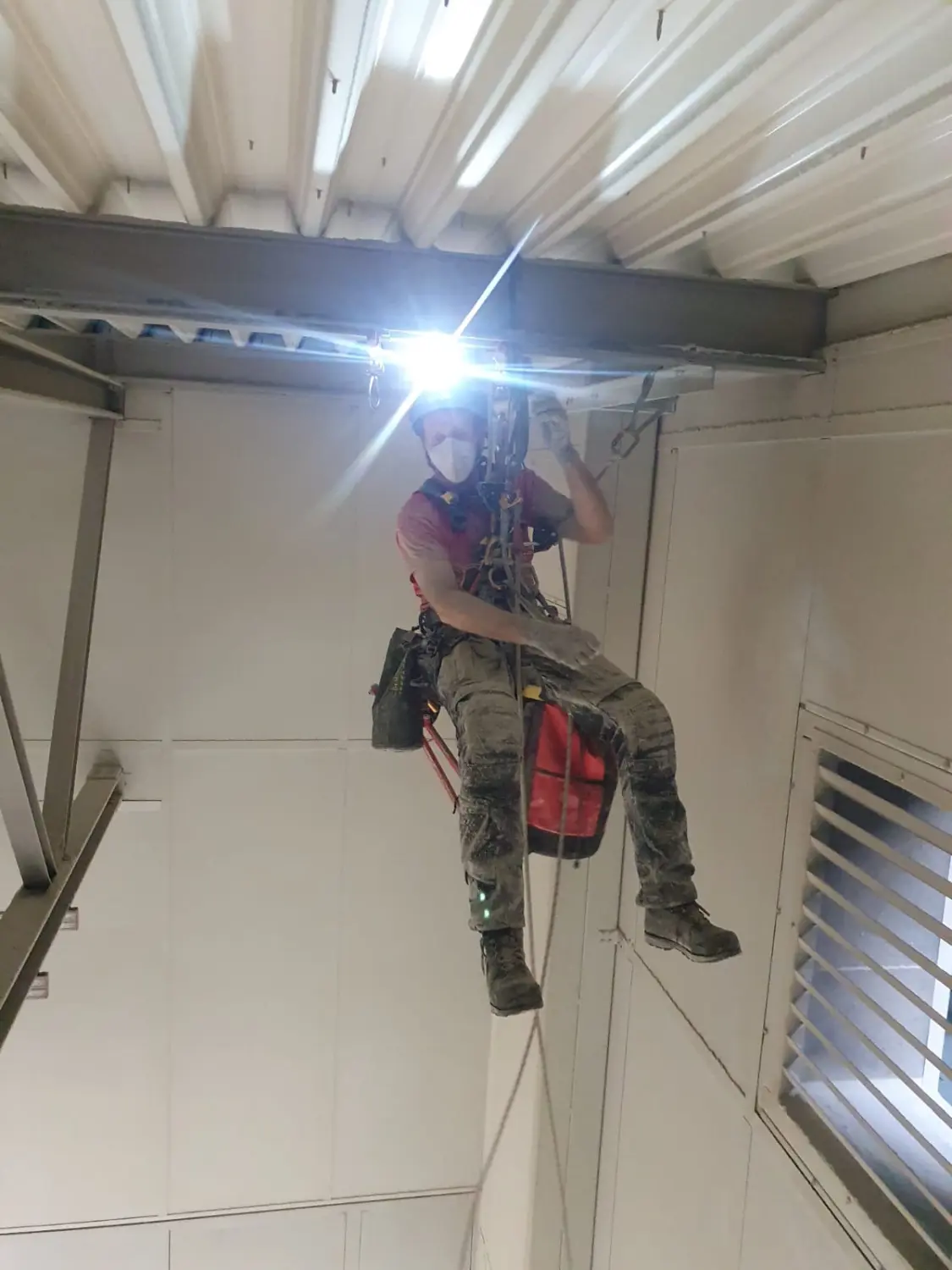 Industriearbeiter klettern von Höhenarbeit X-5001 UG
